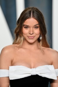 BEVERLY HILLS, CALIFORNIA - MARCH 27: Hailee Steinfeld attends the 2022 Vanity Fair Oscar Party hosted by Radhika Jones at Wallis Annenberg Center for the Performing Arts on March 27, 2022 in Beverly Hills, California. (Photo by Lionel Hahn/Getty Images)