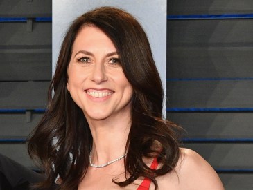 BEVERLY HILLS, CA - MARCH 04: MacKenzie Bezos attends the 2018 Vanity Fair Oscar Party hosted by Radhika Jones at Wallis Annenberg Center for the Performing Arts on March 4, 2018 in Beverly Hills, California.