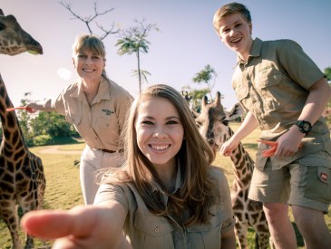 CRICKEY! IT'S THE IRWINS, (aka THE IRWINS), from left: Terri Irwin, Bindi Irwin, Robert Irwin, (Season 1, premiered Oct. 28, 2018. photo: ©Animal Planet / Courtesy: Everett Collection