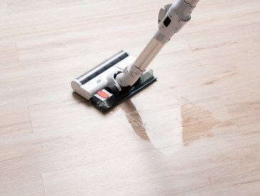 Cordless wet dry vacuum